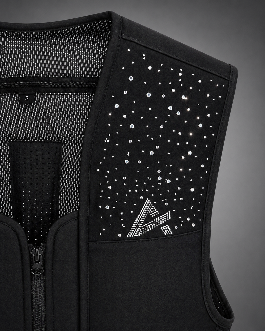 Chaleco airbag de equitación con cristales SNOW de AXION Equestrian – detalle de los cristales Swarovski y del monograma