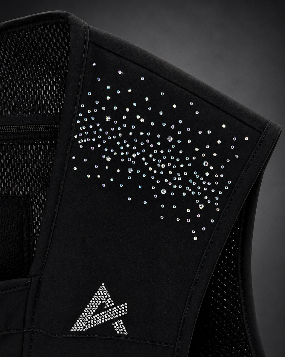 Chaleco airbag de equitación con cristales AURORA de AXION Equestrian – detalle de los cristales Swarovski irisados