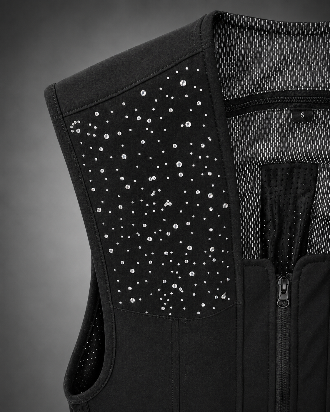 Chaleco airbag de equitación con cristales SNOW de AXION Equestrian – detalle del motivo de nieve en cristales Swarovski
