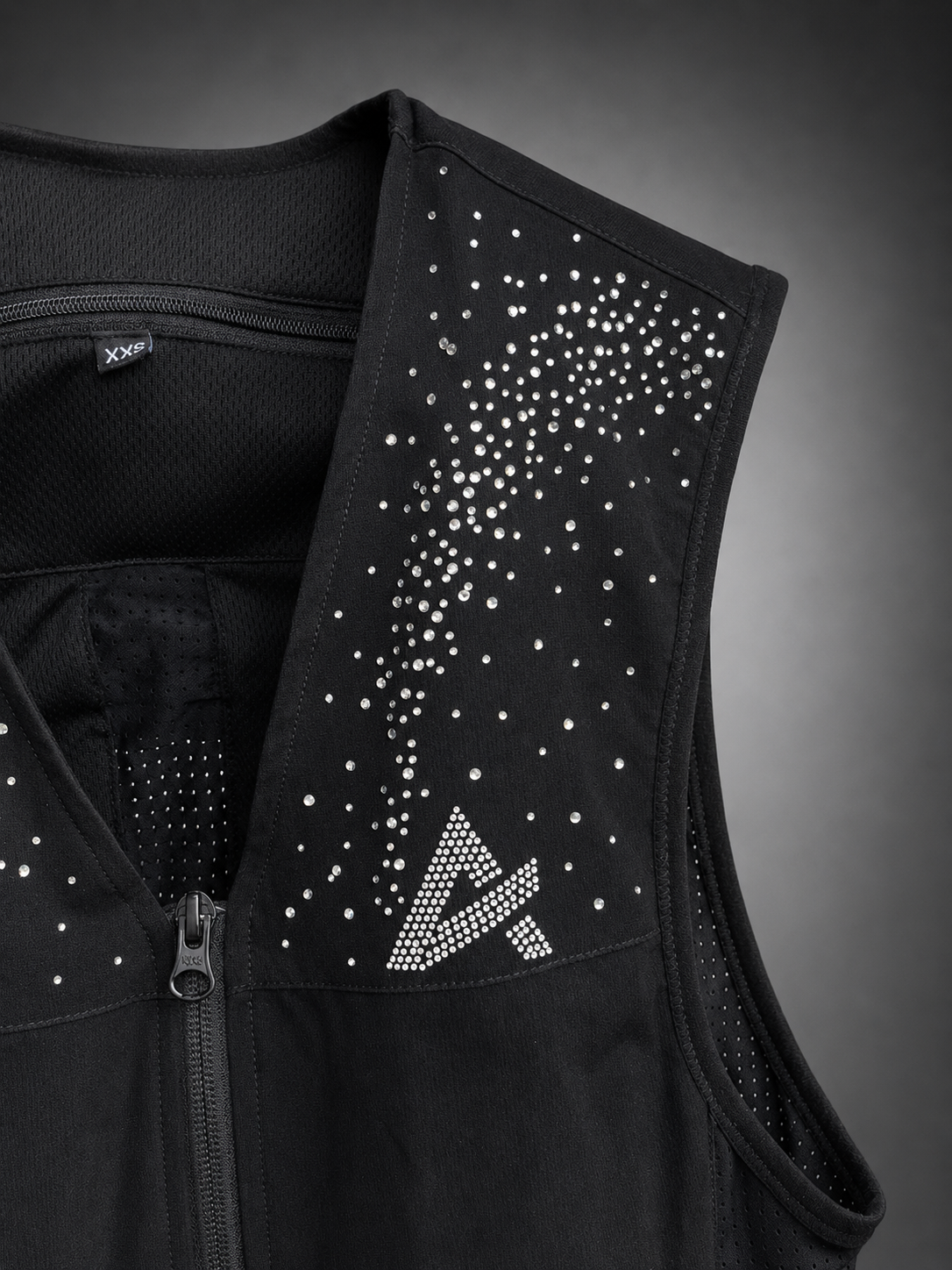 Gilet airbag d’équitation à cristaux STARDUST AXION Equestrian – détail des cristaux Swarovski et du monogramme