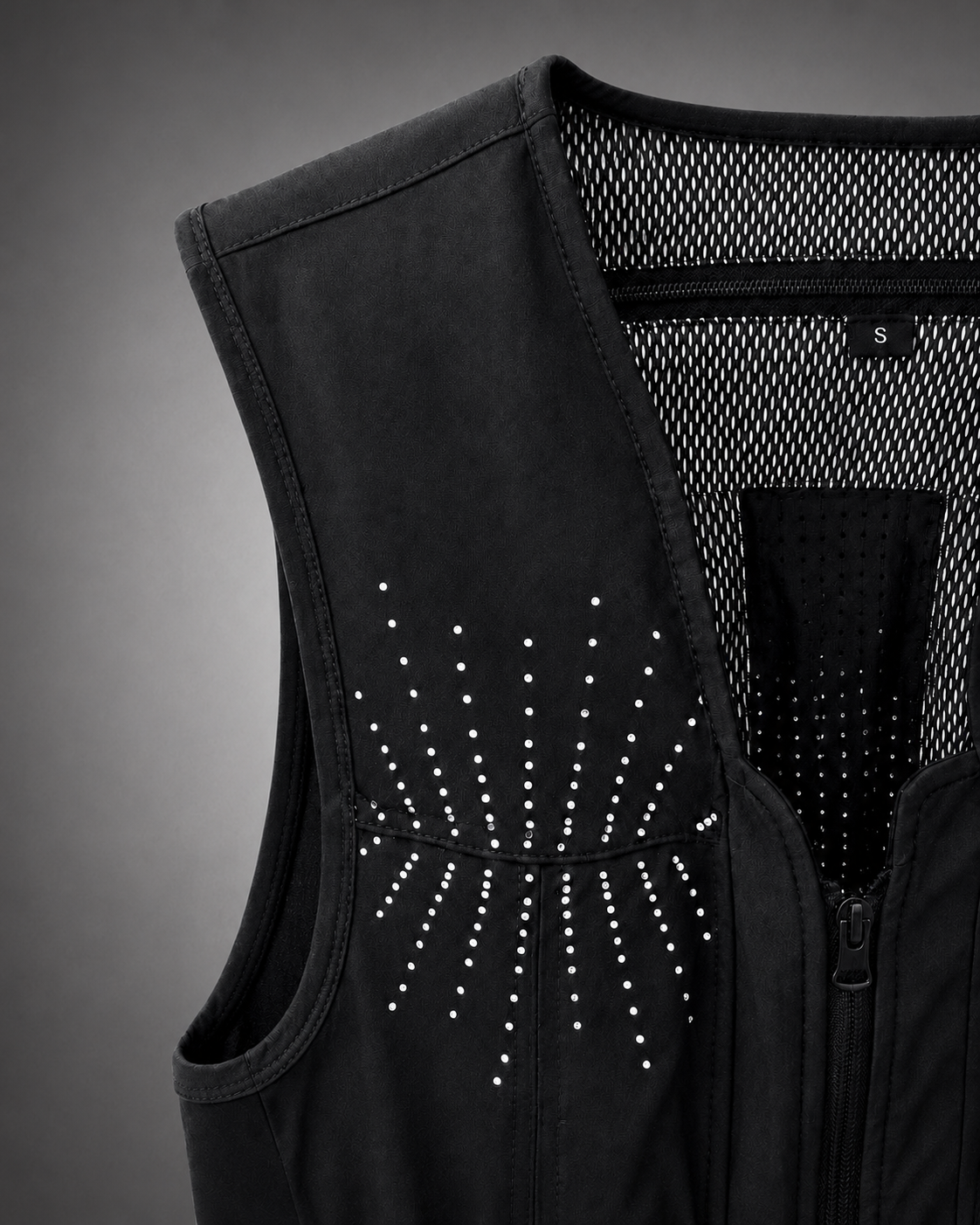 Gilet airbag d’équitation à cristaux SUN AXION Equestrian – détail des cristaux Swarovski sur l’épaule