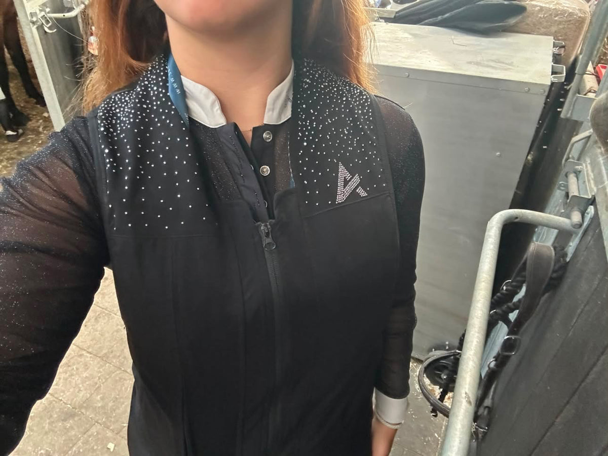 Gilet airbag d’équitation à cristaux WATERFALL AXION Equestrian porté par une cavalière – vue rapprochée