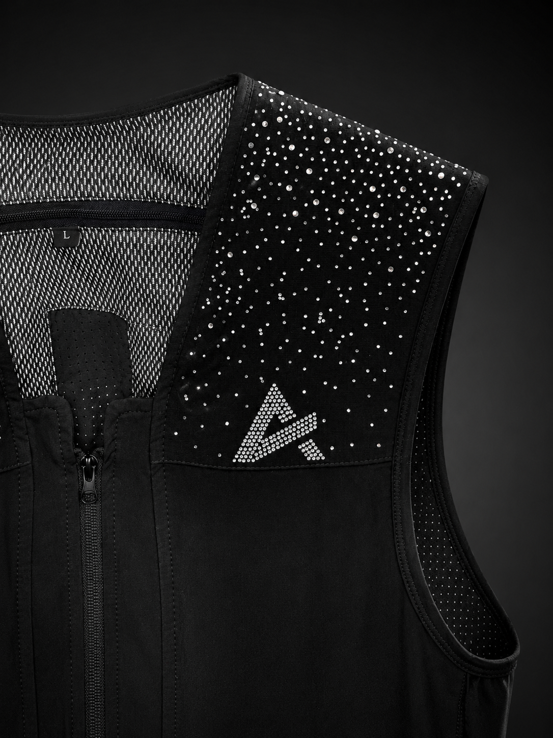 Gilet airbag d’équitation à cristaux WATERFALL AXION Equestrian – détail des cristaux Swarovski et du monogramme
