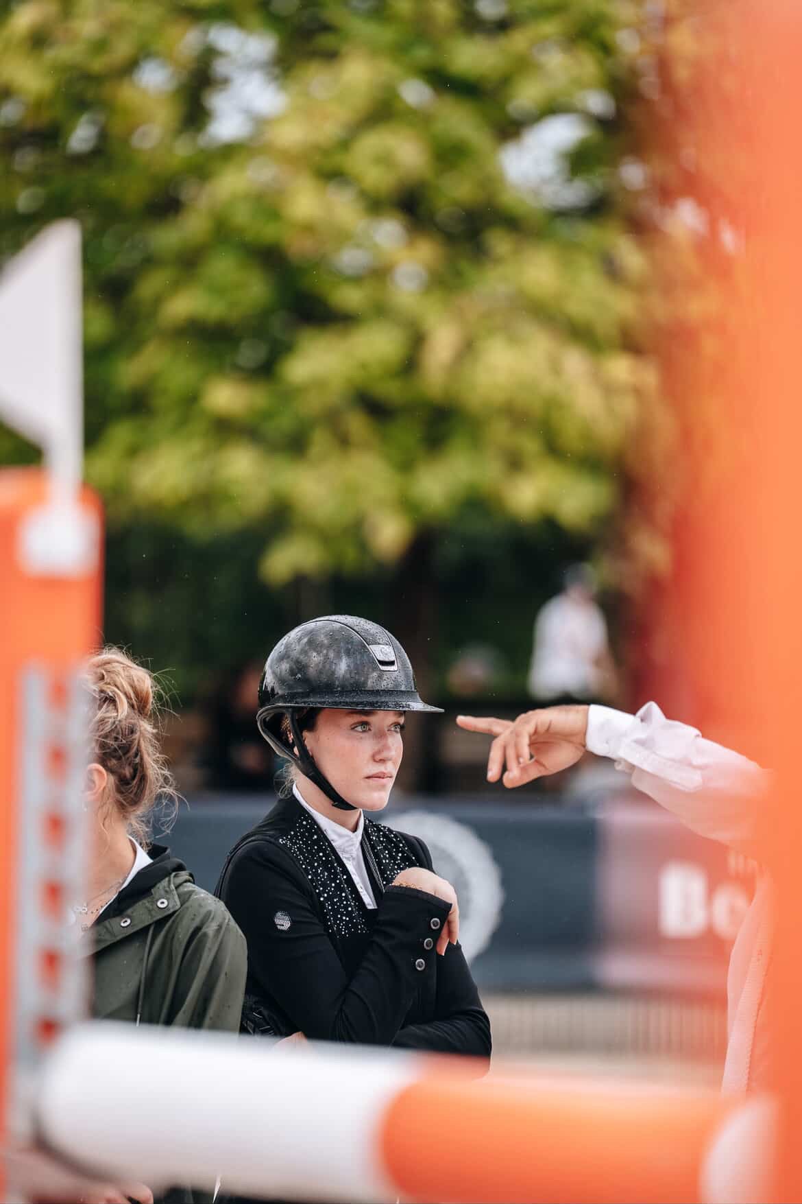 Amazona durante el reconocimiento del recorrido con el chaleco airbag de equitación con cristales SNOW de AXION Equestrian