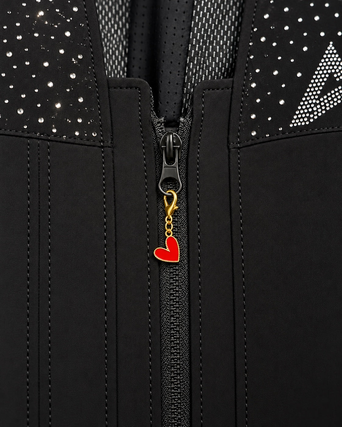 
Charm AXION corazón rojo con mosquetón dorado, sujeto a un tirador de cremallera negro.