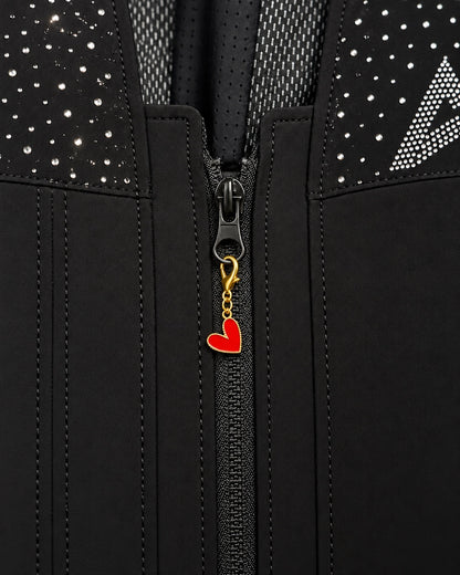 
Charm AXION corazón rojo con mosquetón dorado, sujeto a un tirador de cremallera negro.