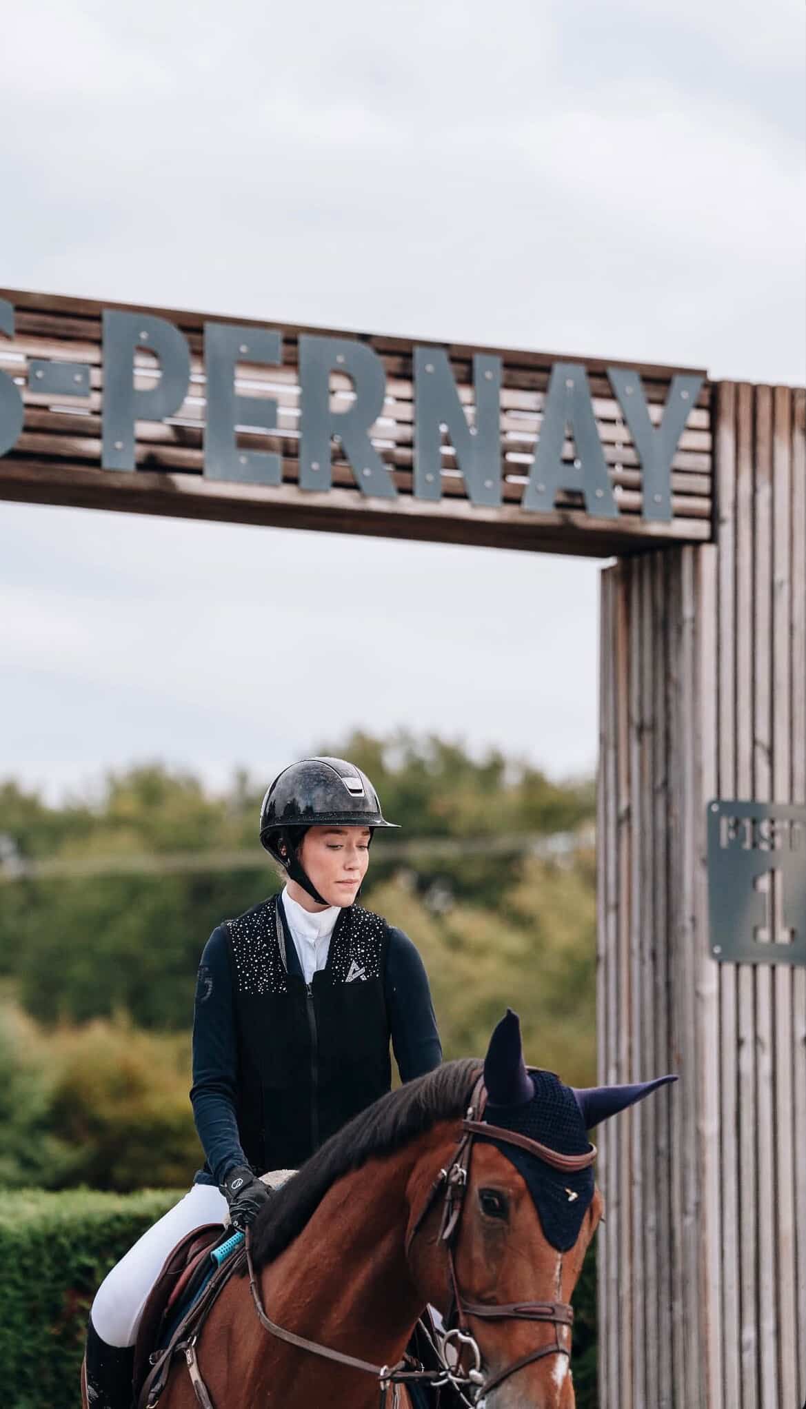 Cavalière à cheval portant un airbag AXION Equestrian orné de cristaux