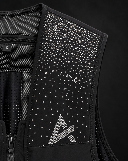 
Chaleco airbag Crystal WATERFALL AXION Equestrian, detalle de los cristales Swarovski y del monograma.