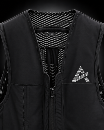 
Colete airbag Crystal ORIGIN AXION Equestrian, pormenor dos cristais Swarovski e do monograma.
