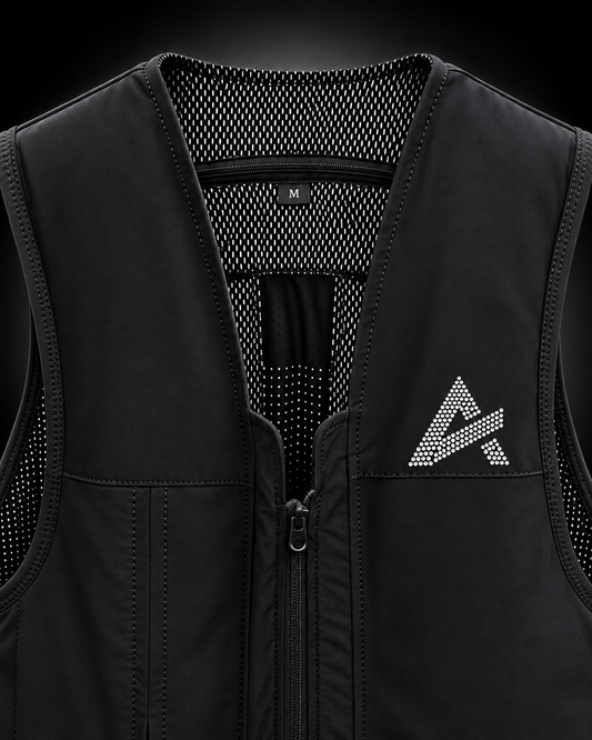
Colete airbag Crystal ORIGIN AXION Equestrian, pormenor dos cristais Swarovski e do monograma.