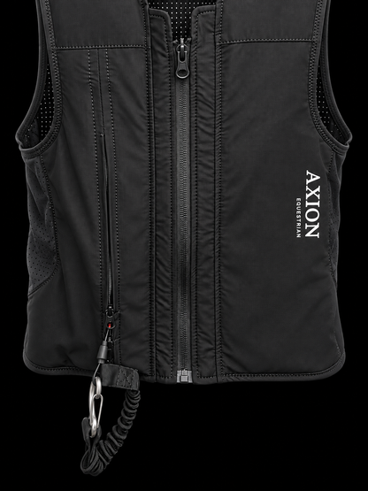 
Colete airbag Crystal ORIGIN AXION Equestrian, assinatura AXION no tecido preto.